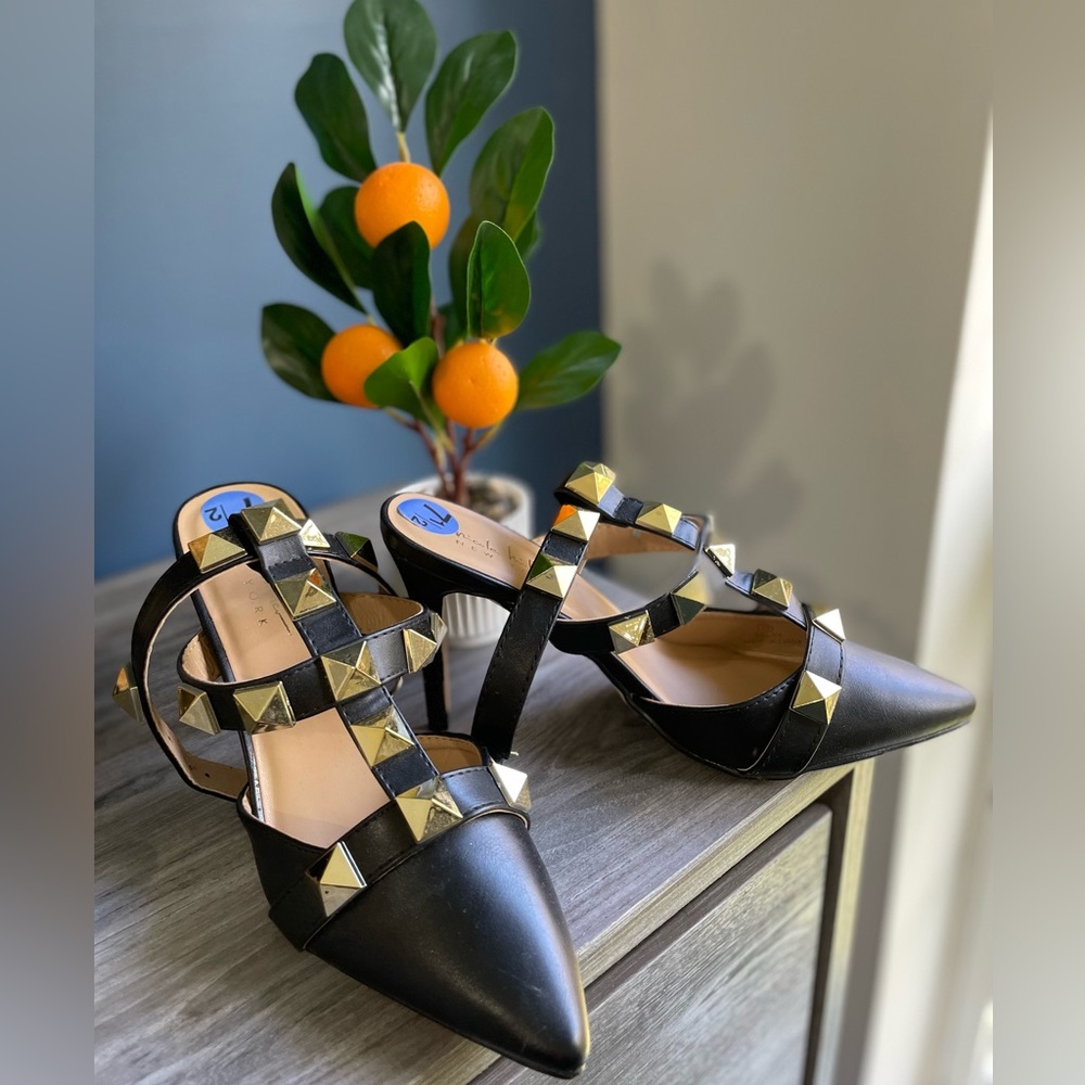 Size 7 1/2 black studded Nicole Miller heels 👠